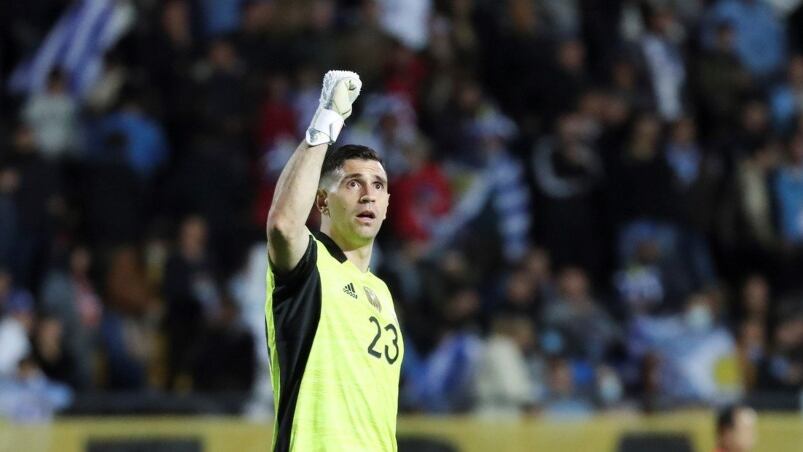 El nene recibió una camiseta firmada por toda la Selección.  