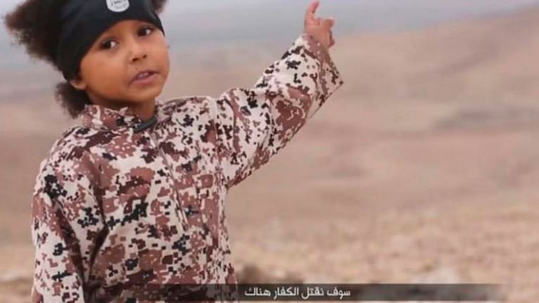 El nene señala el campo donde el ISIS asesina a "traidores".