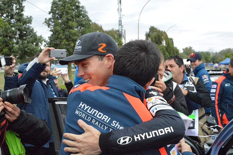 El neozelandés logró su primer triunfo en Córdoba y demostró su felicidad. Foto: Maxi López / ElDoce.tv