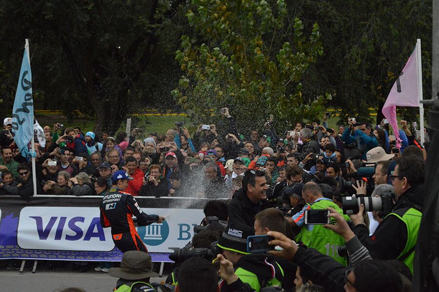 El neozelandés logró su primer triunfo en Córdoba y demostró su felicidad. Foto: Maxi López / ElDoce.tv