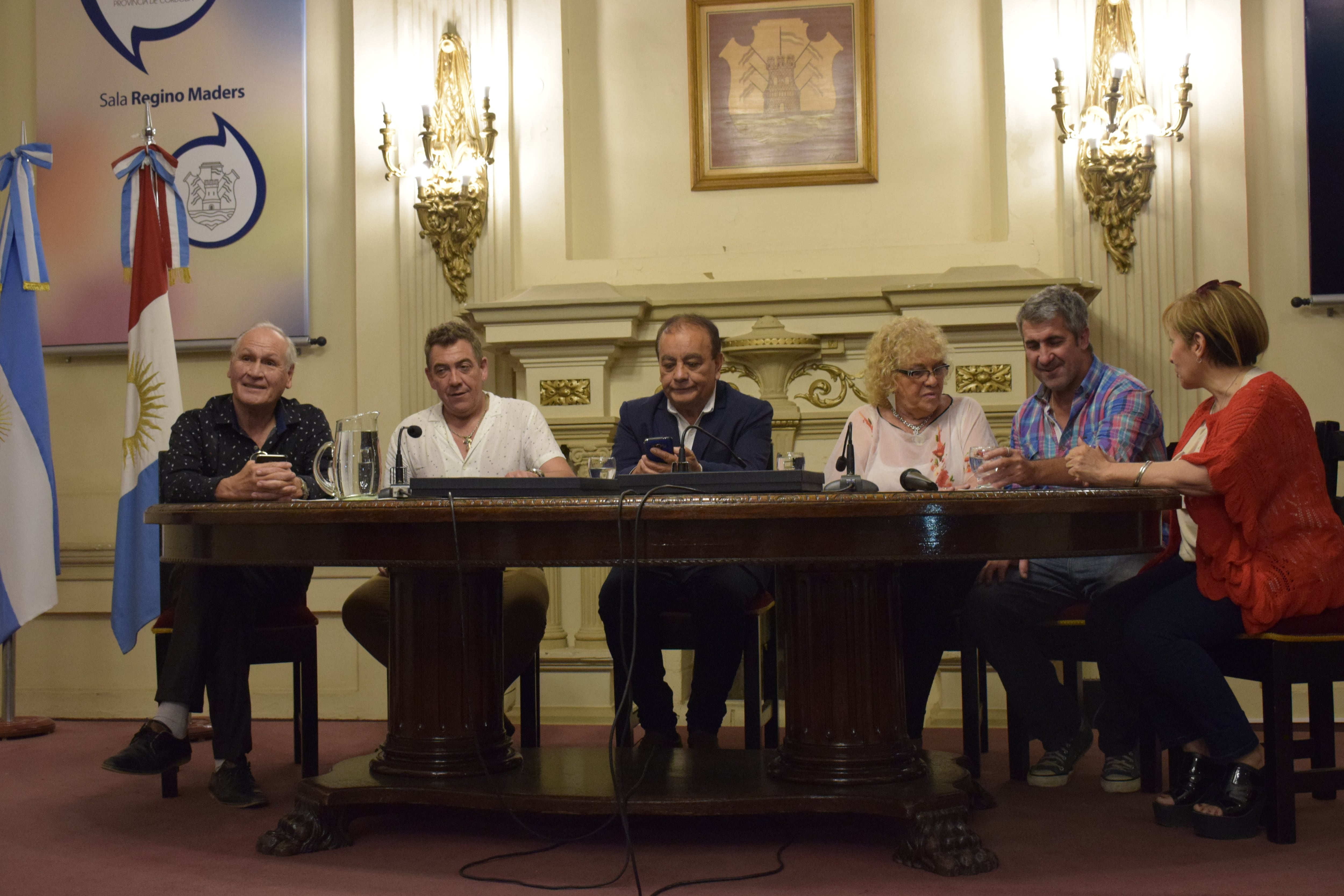 El nieto y la hija de Miguel Gelfo y Leonor Marzano fueron distinguidos en la vieja Legislatura. Foto: Cuarteteando.com