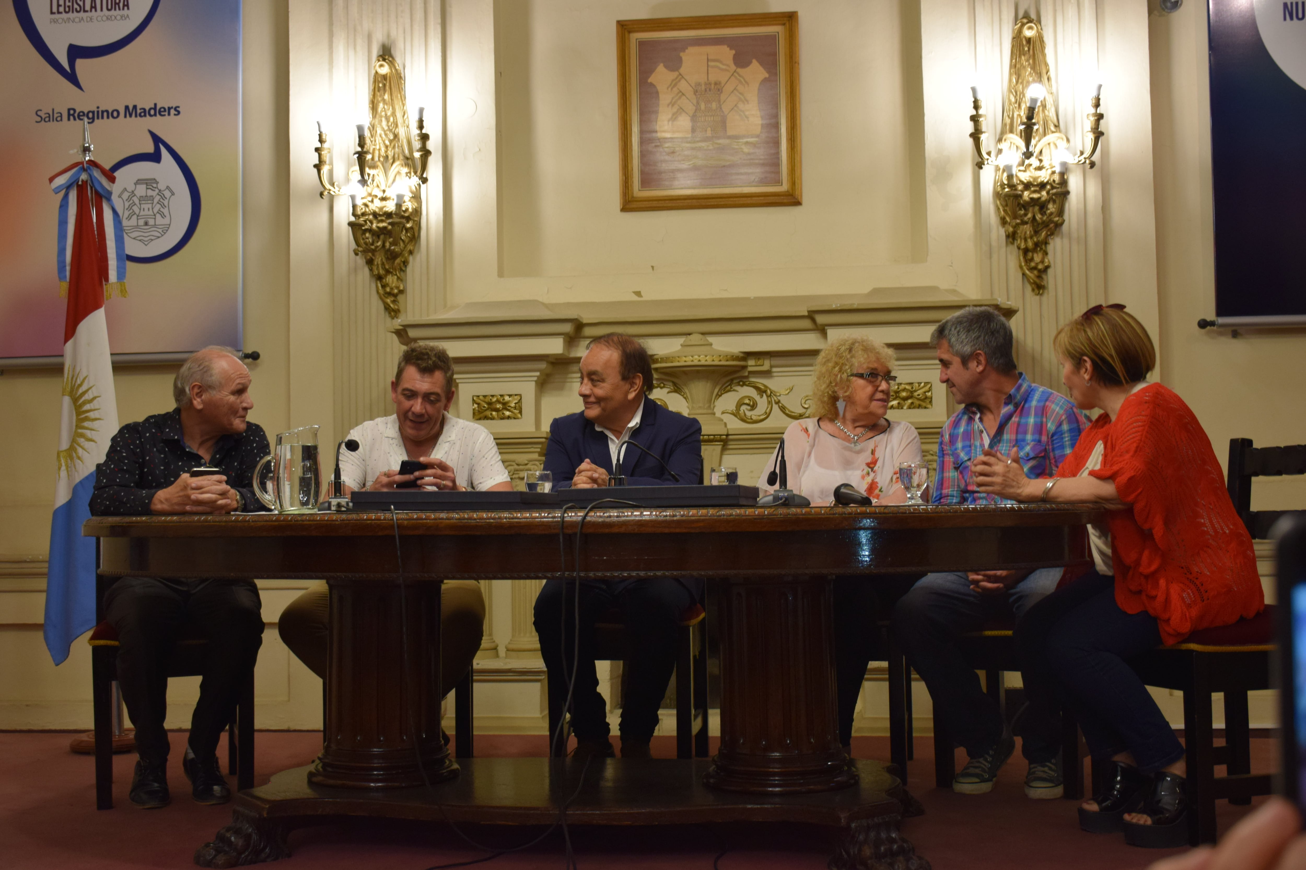 El nieto y la hija de Miguel Gelfo y Leonor Marzano fueron distinguidos en la vieja Legislatura. Foto: Cuarteteando.com