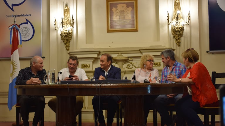 El nieto y la hija de Miguel Gelfo y Leonor Marzano fueron distinguidos en la vieja Legislatura. Foto: Cuarteteando.com
