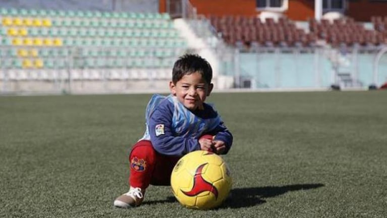 El niño afgano se puso la camiseta de Messi