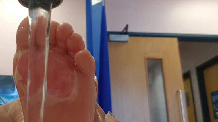 El niño de menos de 2 años fue llevado de urgencia a un centro de salud.