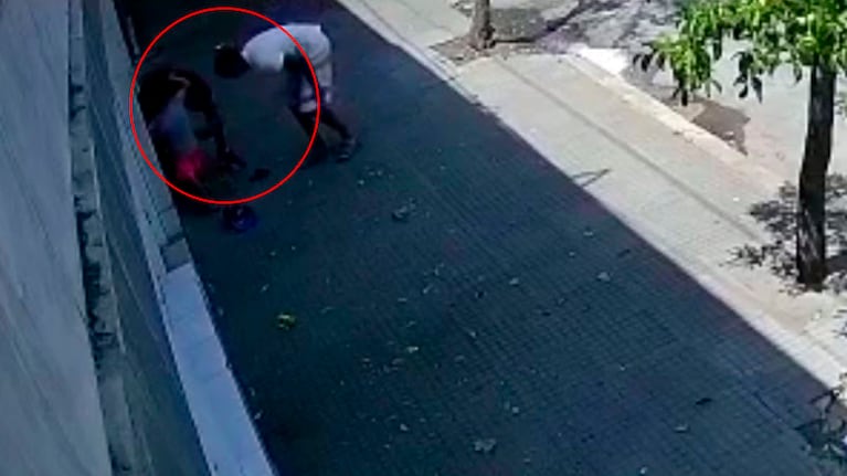 El niño defendió a su madre que estaba tirada en el piso.