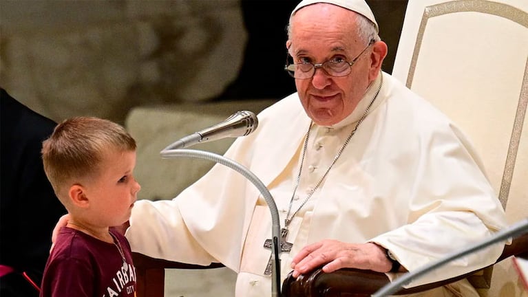 El niño junto al Papa Francisco en la sala Pablo VI.