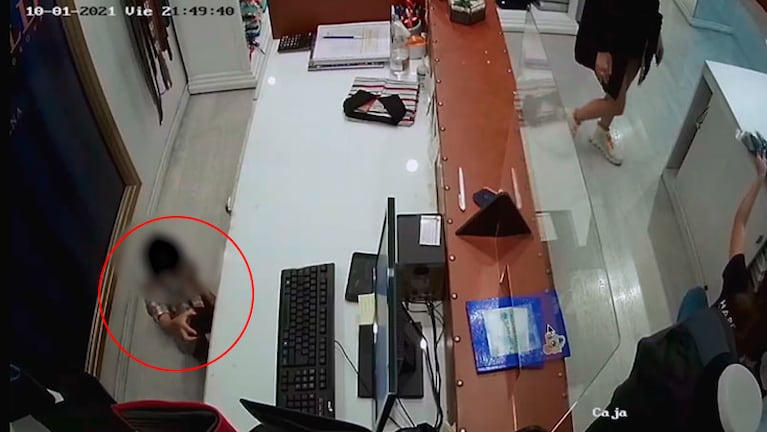 El niño quedó filmado cuando robaba el celular en el sector de la caja. (Captura video)