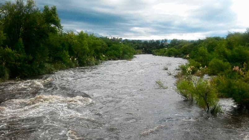 El niño resbaló y cayó en el río a la altura de calle Torricelli, en Carlos Paz.