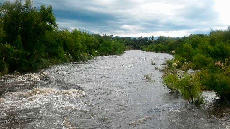 El niño resbaló y cayó en el río a la altura de calle Torricelli, en Carlos Paz.