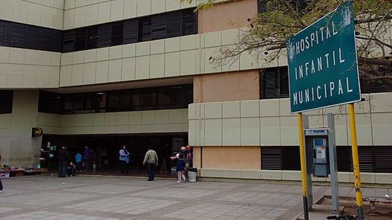 El niño se accidentó mientras andaba en bicicleta.