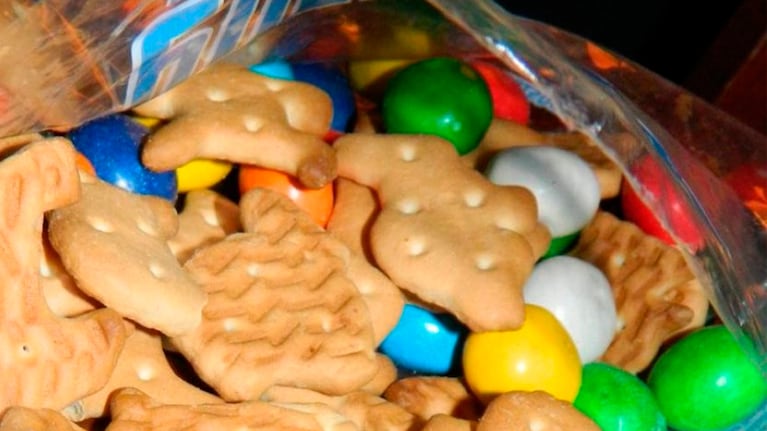 El niño se atoró con huevitos que estaban junto a unas galletitas.