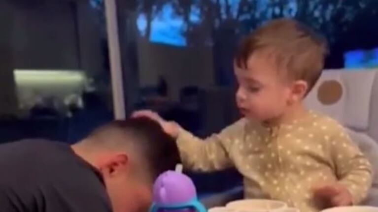 El niño se mostró muy divertido mientras jugaba con su papá.