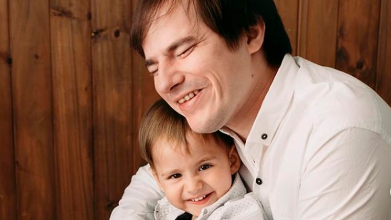 El niño tiene tres años y comprende la ceguera de su papá.