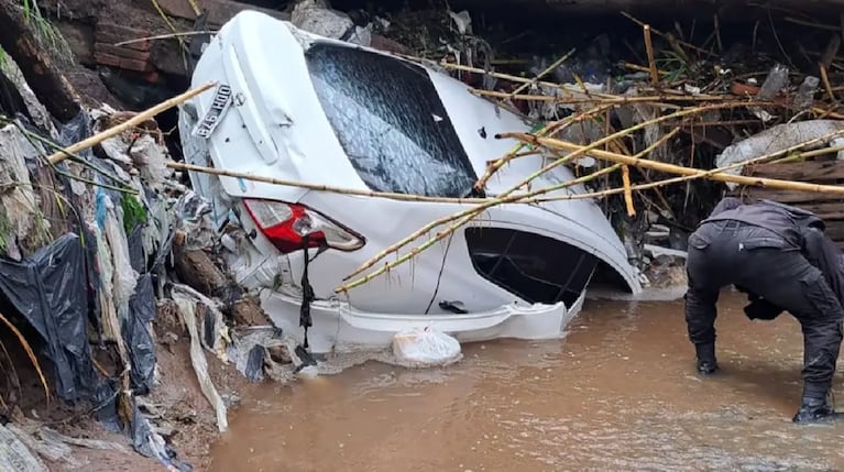 El Nissan Versa blanco en el que iba la pareja. (Foto: La Gaceta).