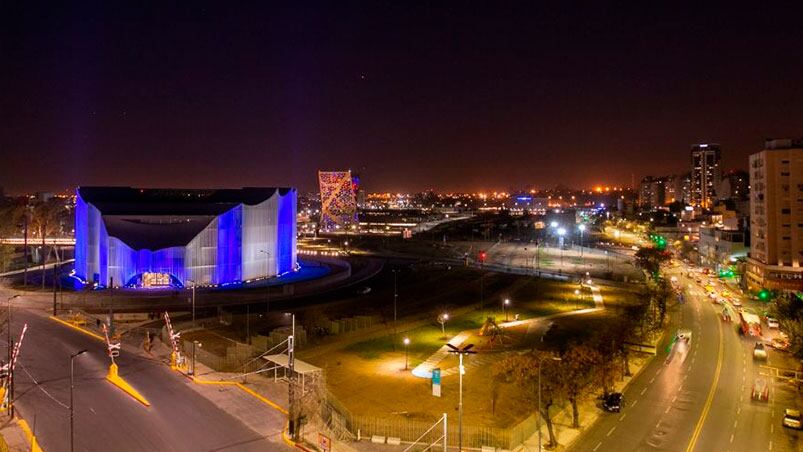 El nuevo edificio de la Legislatura, celeste y blanco en honor a San Martín.