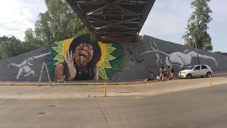 El nuevo mural de La Mona bajo el Puente Alsina.