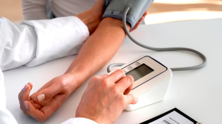El nuevo valor normal de presión: aseguran que evitará un 15% de los infartos y ACV