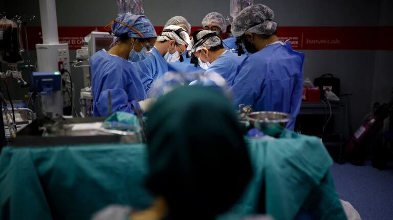 El numeroso equipo liderado por el doctor Marcelo Nahin debió trabajar en conjunto durante casi 8 horas (Fotos: La Nación).