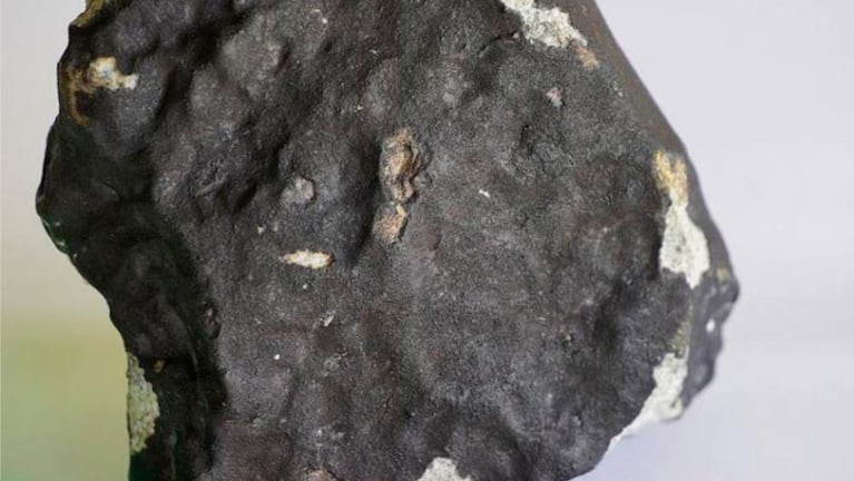 El objeto pesa 712 gramos y creen que puede haber otros en la zona. Foto: Facebook meteorito de San Carlos