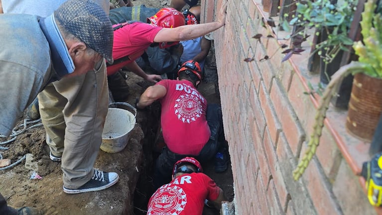 El obrero cayó en una "zapata" de una obra en barrio Santa Isabel tercera sección.