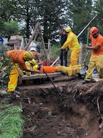 El obrero logró sobrevivir con una manguera que le pasó un compañero.