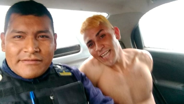 El oficial de la Policía de Mendoza y el ladrón recapturado.