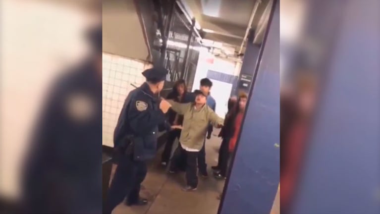El oficial se defiende de los borrachos en la Estación East Broadway.