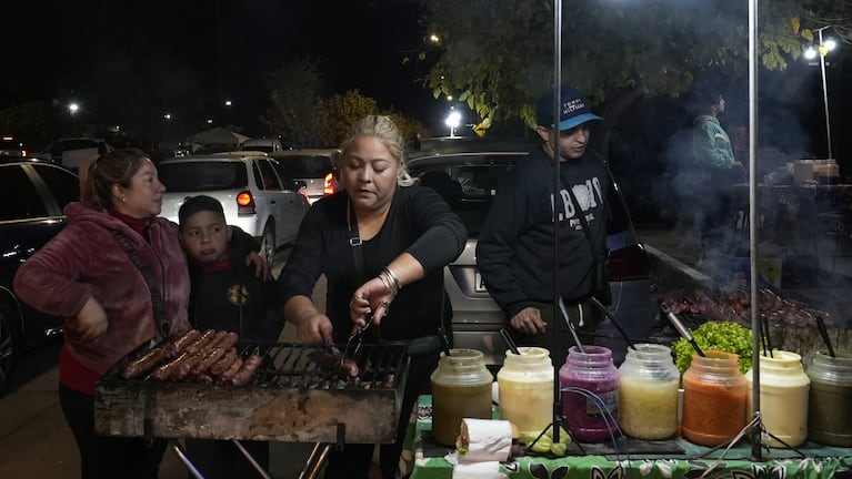 El oficio de los choripaneros del baile, un trabajo que se transmite de generación en generación