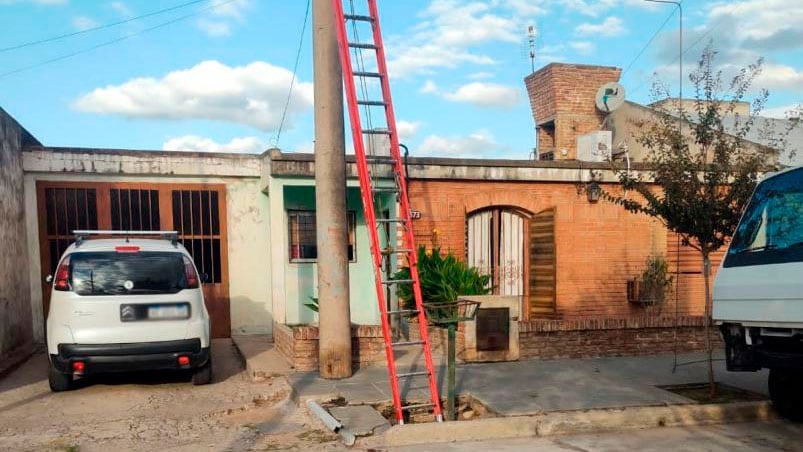 El operario es papá de un bebé.