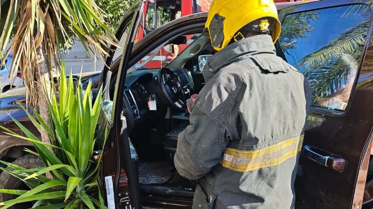El operativo de Bomberos en Av. Leandro Alem al 800, donde rescataron al bebé atrapado en el vehículo.