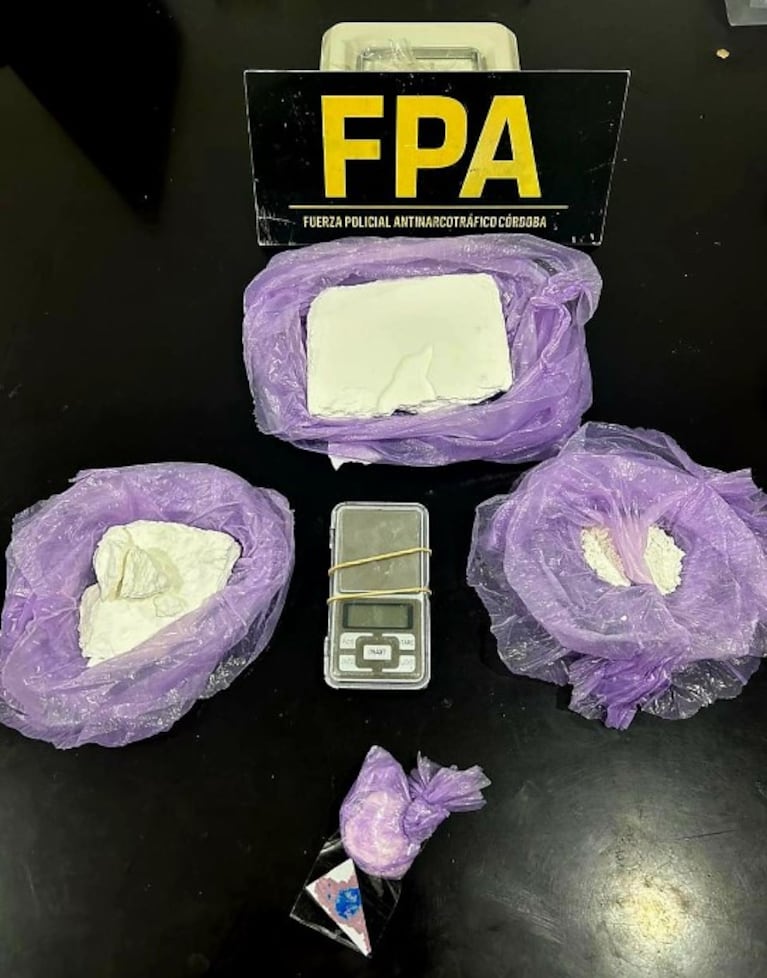 El operativo de la FPA terminó con la detención del taxista y el secuestro de cocaína y dinero en efectivo.