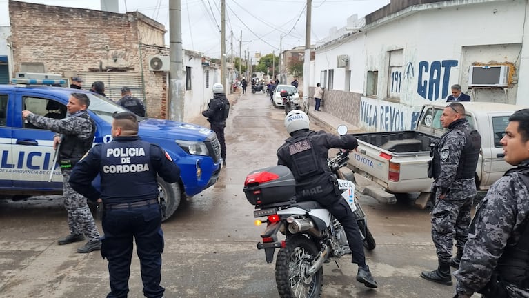 El operativo de la Policía en barrio Villa Revol para recuperar la camioneta por segunda vez.
