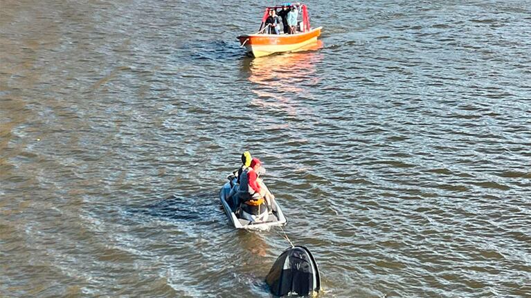 El operativo de rescate en el Lago San Roque.