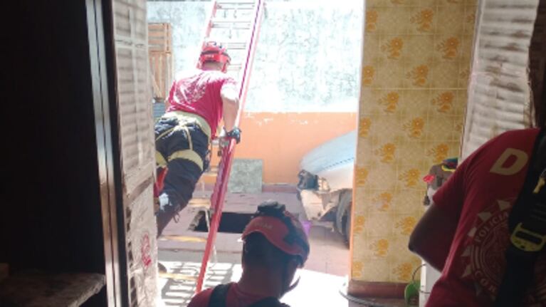 El operativo de rescate movilizó a bomberos y personal del 107 en Av. Rancagua al 2100.