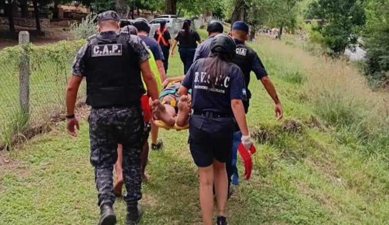 El operativo de rescate se desplegó en la zona de La Olla, a orillas del río en Santa Rosa de Calamuchita.
