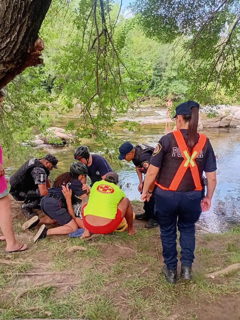 El operativo de rescate se desplegó en la zona de La Olla, a orillas del río en Santa Rosa de Calamuchita.