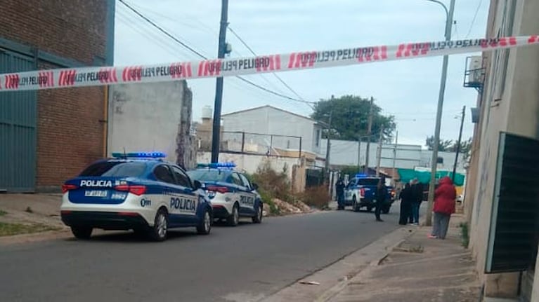 El operativo en Ameghino Norte tras el hallazgo de un hombre sin vida.