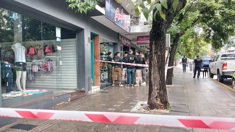 El operativo en el comercio del detenido en La Falda. Foto: La Estafeta Online.