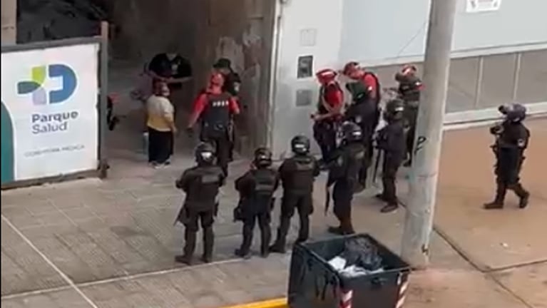 El operativo en el edificio tomado por "okupas" en Bv. San Juan.