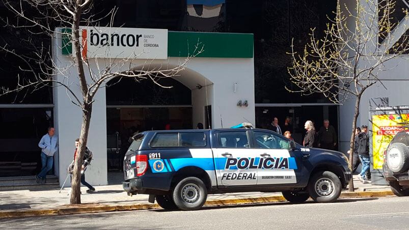 El operativo en la sucursal de Bancor de Av. General Paz.