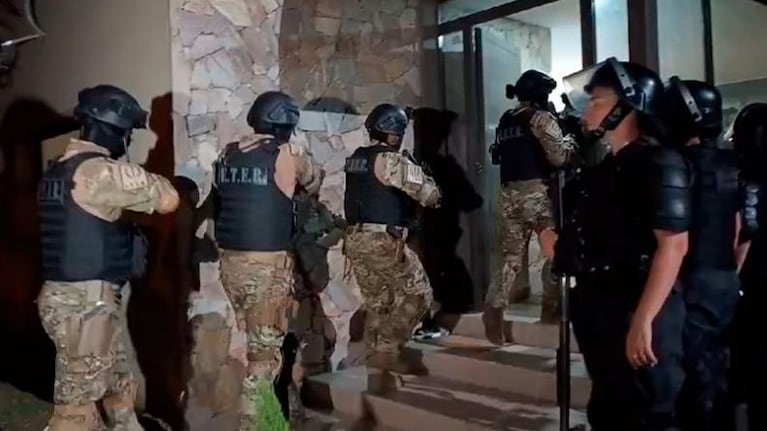 El operativo para desalojar a la familia de "Fito" Macías en Córdoba.