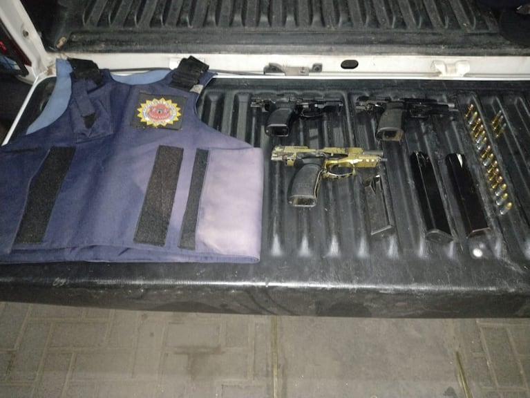 El operativo policial en Bº Maldonado terminó con dos detenidos y un importante secuestro de armas.