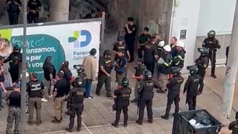 El operativo policial en el edificio abandonado de Bv. San Juan.