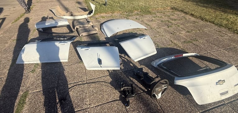 El operativo policial en Villa Bustos terminó con un detenido y un móvil dañado por piedrazos.