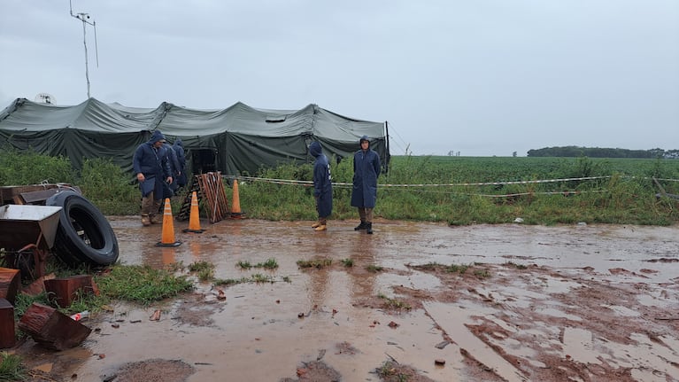 El operativo se lleva a cabo bajo la intensa lluvia.