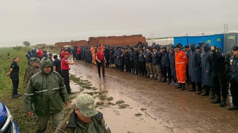 El operativo se lleva a cabo bajo la intensa lluvia.