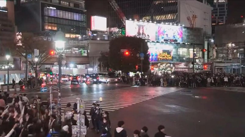 El ordenado festejo en las calles de Tokio.