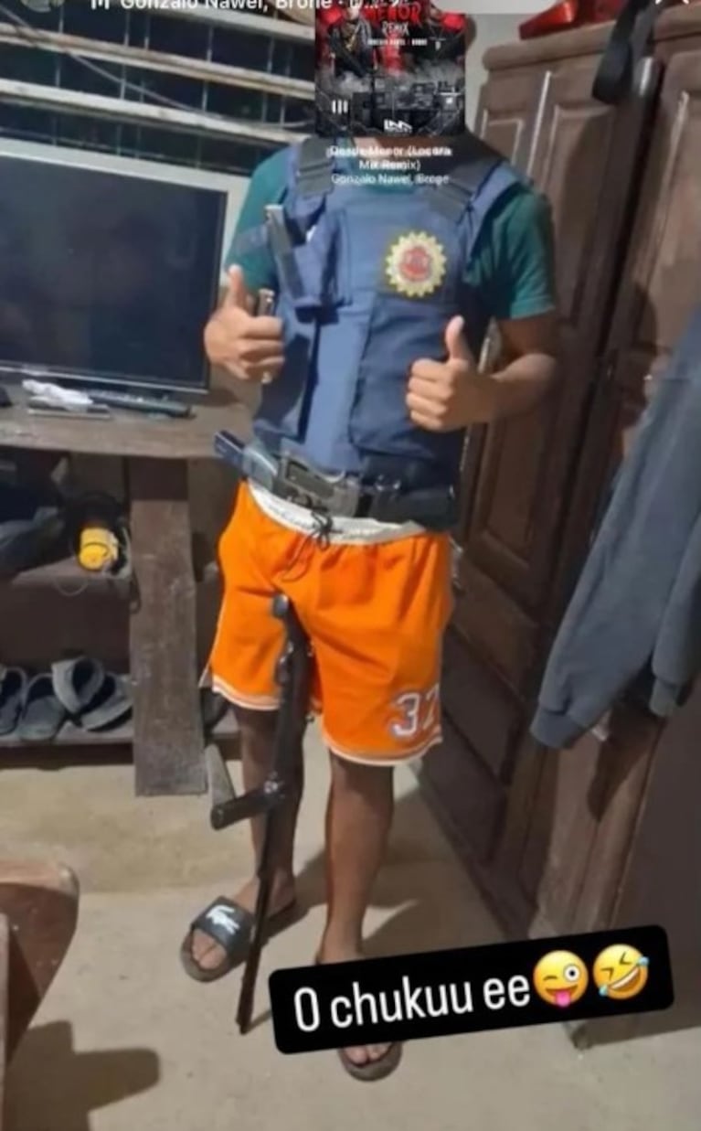 "El Orejudo" posó con chaleco de policía y un arsenal.
