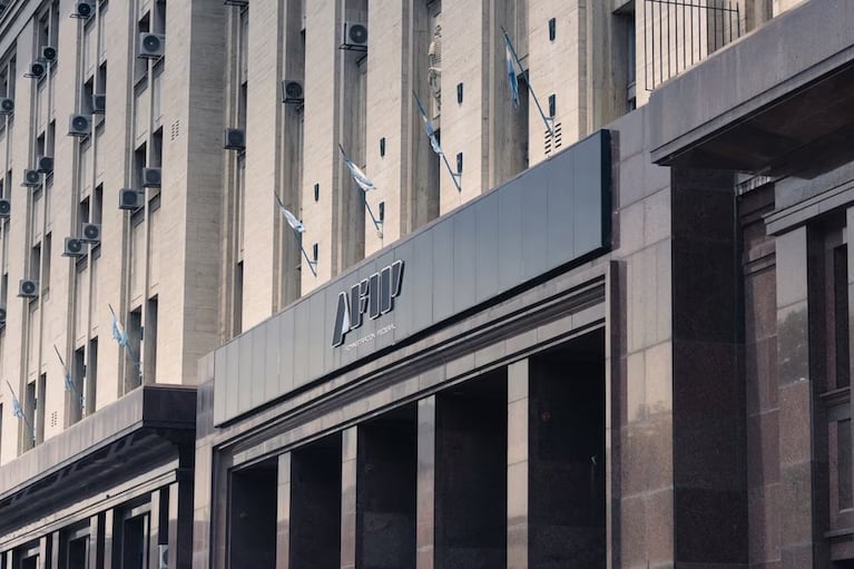 El organismo notificó a monotributistas por superar límites de facturación de la categoría.